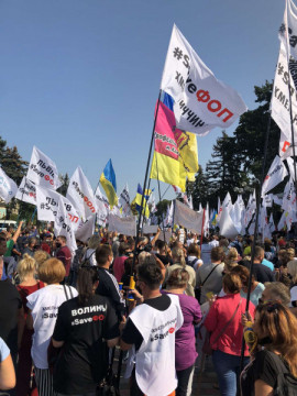 Под Офисом президента сотни предпринимателей со всей Украины требуют отмены введения обязательных РРО