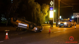 В Днепре открытый люк на дороге "угробил" сразу четыре авто — лишились "ног" за секунду В Днепре открытый люк на дороге "угробил" сразу четыре авто — лишились "ног" за секунду