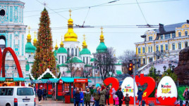 Элементы Петриковской росписи, гигантский пень и совы. Стало известно, какой будет главная елка Украины в этом году