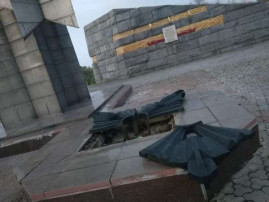 Под Каменским вандалы разгромили мемориальный комплекс Под Каменским вандалы разгромили мемориальный комплекс