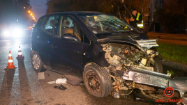 Пассажирку выбросило на дорогу: в Днепре Mercedes врезался в столб
