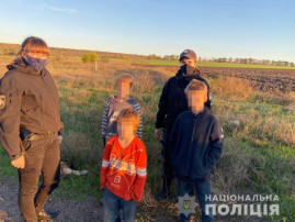На Днепропетровщине полицейские обнаружили на железнодорожных путях троих детей На Днепропетровщине полицейские обнаружили на железнодорожных путях троих детей