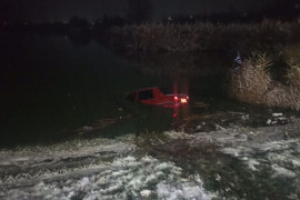 На Днепропетровщине водитель не справился с управлением и автомобиль слетел в пруд