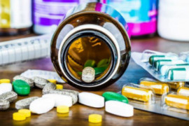 Не нужно бежать в аптеку: как вредит профилактика витаминами и антибиотиками при COVID-19