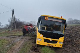 Под Каменским школьный автобус застрял в грязи: на помощь пришли спасатели