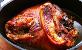 Свиная рулька на Новый год. Так вкусно, что мясо можно есть губами «Шедевр кулинарии» Свиная рулька на Новый год. Так вкусно, что мясо можно есть губами «Шедевр кулинарии»
