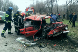 Пассажирка вылетела через лобовое: в Кривом Роге ВАЗ протаранил электроопору