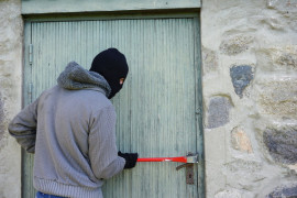 В Днепре мужчина в одиночку украл металлическую дверь В Днепре мужчина в одиночку украл металлическую дверь