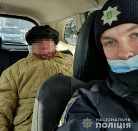 В Каменском полицейские помогли вернуться домой двум потерявшимся бабушкам В Каменском полицейские помогли вернуться домой двум потерявшимся бабушкам
