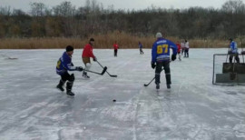 Лютый мороз пришелся кстати: под Днепром местные жители сыграли в хоккей прямо на пляже