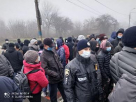 У Кам'янському обурені мешканці перекрили трасу на Київ У Кам'янському обурені мешканці перекрили трасу на Київ