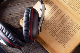 Минцифры открыло бесплатную библиотеку с аудиокнигами: где послушать