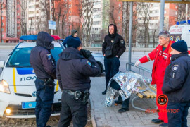 В Днепре на Запорожском шоссе мужчина умер, сидя на остановке