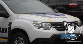 В Днепре мужчина придавил дверью руку полицейскому и пытался скрыться В Днепре мужчина придавил дверью руку полицейскому и пытался скрыться