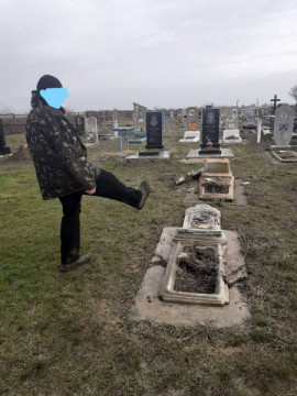 На кладбище под Днепром задержали вандала-рецидивиста На кладбище под Днепром задержали вандала-рецидивиста