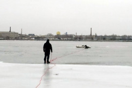 В Днепре женщина провалилась под лед