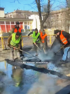 В Каменском подрядчики укладывают асфальт прямо в лужи