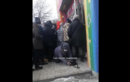 "Карантин" по-украински: в Каменском толпа устроила штурм секонд-хенда "Карантин" по-украински: в Каменском толпа устроила штурм секонд-хенда