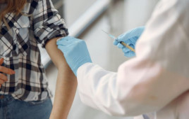 Вакцина ускорит эволюцию коронавируса: ученые назвали главную опасность прививок