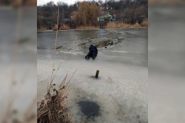 Дніпровський район: водолази-рятувальники ДСНС дістали тіло чоловіка з-під криги