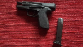 В Каменском двое мужчин с пистолетом ограбили магазин