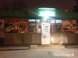 На Днепропетровщине мужчина, угрожая пистолетом, ограбил магазин На Днепропетровщине мужчина, угрожая пистолетом, ограбил магазин