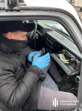 В Днепре следователя поймали на взятке за «помощь» подозреваемому В Днепре следователя поймали на взятке за «помощь» подозреваемому