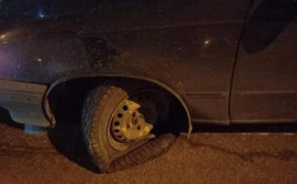 В Каменском неизвестный подбрасывает камни под колеса автомобилей В Каменском неизвестный подбрасывает камни под колеса автомобилей