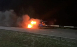 В Каменском на мосту загорелось авто В Каменском на мосту загорелось авто
