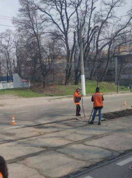 Дошли до средины, в начале рассыпалось. Некачественная укладка брусчатки в Каменском продолжается