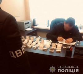 На Днепропетровщине мужчина предложил полицейскому 5 000 долларов за непривлечение к ответственности На Днепропетровщине мужчина предложил полицейскому 5 000 долларов за непривлечение к ответственности