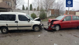 Под Днепром в результате лобового столкновения автомобилей пострадали женщина и ребенок