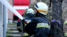 В Днепре "скорая" увезла в больницу молодого мужчину, пострадавшего во время пожара