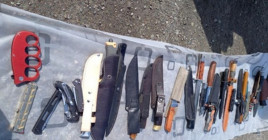 Под Каменским патрульные задержали мужчин, которые перевозили арсенал ножей Под Каменским патрульные задержали мужчин, которые перевозили арсенал ножей
