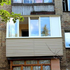 В Днепре мужчина ночью вышел покурить на балкон и упал со второго этажа