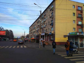 В Днепре 17-летняя девушка выпала из окна и разбилась насмерть В Днепре 17-летняя девушка выпала из окна и разбилась насмерть