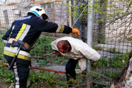 На Днепропетровщине спасатели пришли на помощь мужчине, застрявшему в заборе На Днепропетровщине спасатели пришли на помощь мужчине, застрявшему в заборе
