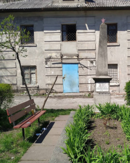 В Каменском житель Днепра облагородил монумент в честь расстрелянных мирных жителей В Каменском житель Днепра облагородил монумент в честь расстрелянных мирных жителей
