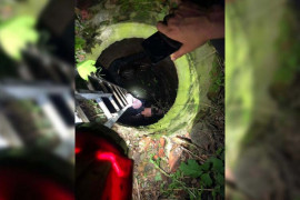 Спасатели Днепра вызволили парня и девушку из глубокого коллектора, наполненного водой Спасатели Днепра вызволили парня и девушку из глубокого коллектора, наполненного водой