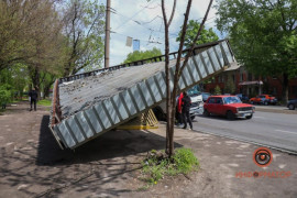 В Днепре фура снесла остановку общественного транспорта В Днепре фура снесла остановку общественного транспорта