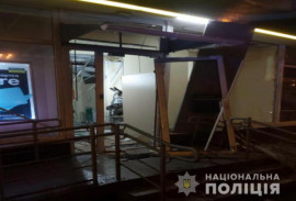 В Днепре задержали двух мужчин, взорвавших банкомат и похитивших более 330 тысяч гривен В Днепре задержали двух мужчин, взорвавших банкомат и похитивших более 330 тысяч гривен