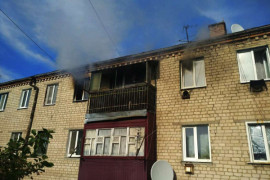 Под Днепром пожарные спасли мать с ребенком из горящего дома Под Днепром пожарные спасли мать с ребенком из горящего дома
