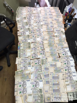 В Днепре иностранцы украли из авто более 75 тысяч гривен В Днепре иностранцы украли из авто более 75 тысяч гривен