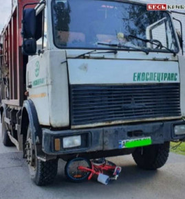 В Кривом Роге ребенок на велосипеде попал под колеса мусоровоза В Кривом Роге ребенок на велосипеде попал под колеса мусоровоза