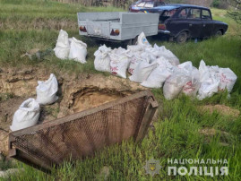 На Днепропетровщине задержали мужчину, который выкопал на берегу водохранилища почти 1,5 тонны песка