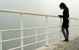 Стояла на краю вся в слезах: в Днепре 15-летняя девушка пыталась спрыгнуть с моста