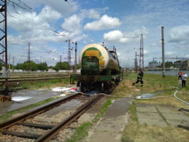 На Дніпропетровщині з вагону-цистерни стався витік сірчаної кислоти На Дніпропетровщині з вагону-цистерни стався витік сірчаної кислоти