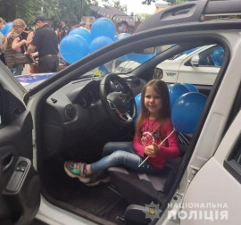 У Кам`янському поліцейські порадували дітей цікавими конкурсами та подарунками У Кам`янському поліцейські порадували дітей цікавими конкурсами та подарунками