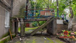 В Днепре на входе в подъезд рухнула бетонная плита вместе в пенсионерами В Днепре на входе в подъезд рухнула бетонная плита вместе в пенсионерами