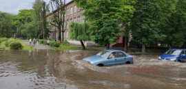 В Каменском дождь за полчаса превратил город в Венецию: автомобили поплыли